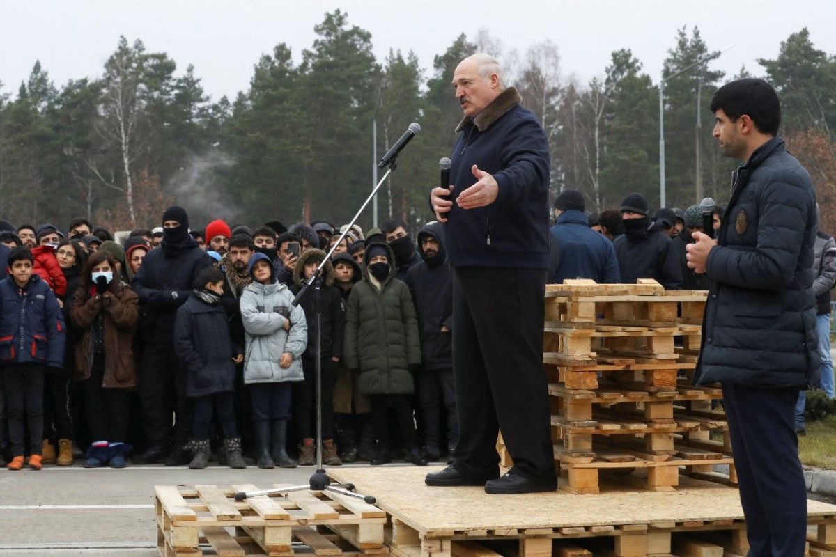 Lukasenka november végén kedvesen meglátogatta a határnál rekedt menekülteket, akiket gyakorlatilag ő szállított oda.