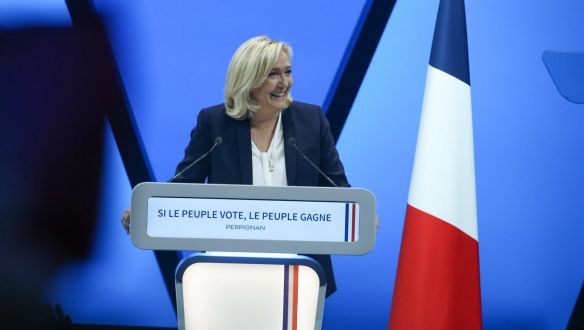 Mit gondol a világról a széljobbról (állítólag) középre araszoló Le Pen?