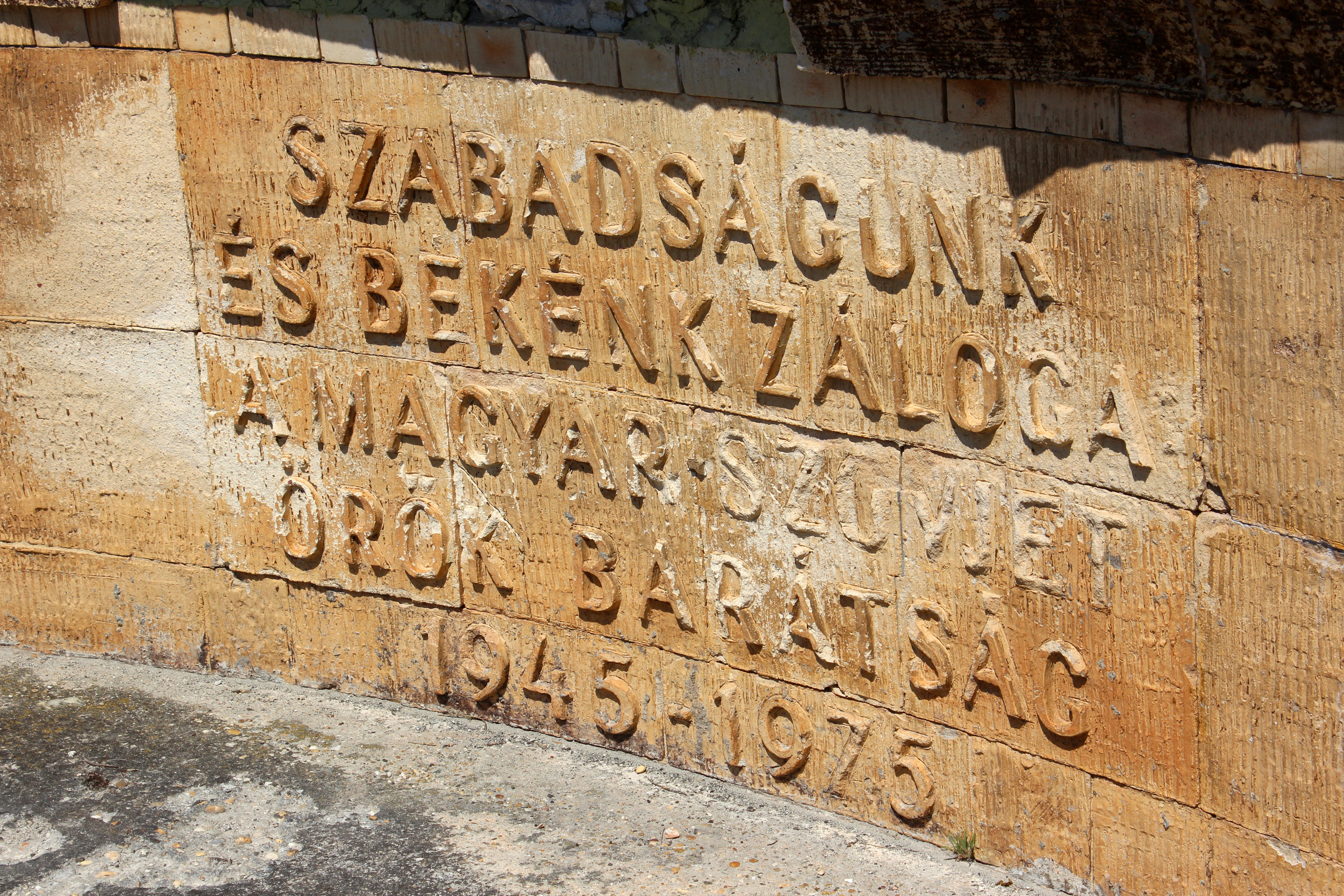 Az elemek nem kegyelmeznek a nagytétényi fennsíkon álló Memento Parknak. Itt az egyik szovjet-magyar barátsági emlékmű megkopott felirata.