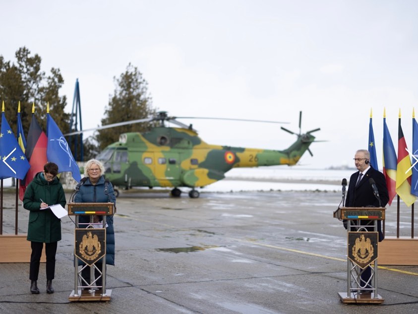 Vonzódik a helikopterekhez, nem tehet róla (a védelmi miniszter román kollégájával márciusban Konstantában