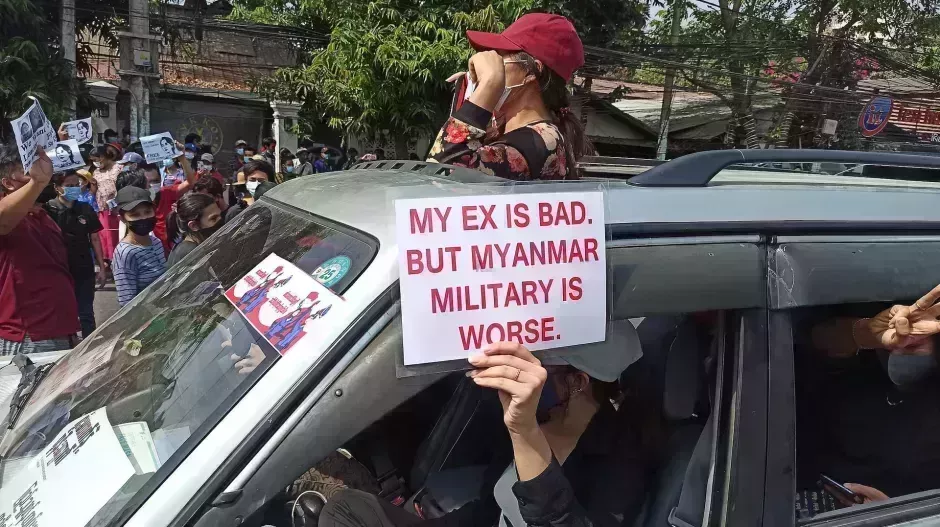 A mianmari junta elleni tüntetők transzparense 2021 februárjában.