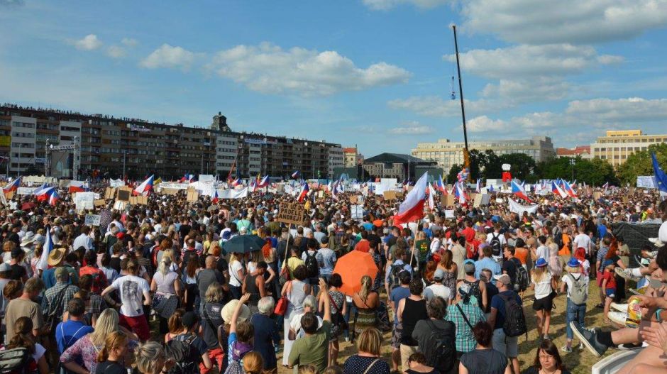 Bárcsak csehül állnánk! Mi az oka annak, hogy Prágában hatmilliárd forint miatt is negyedmillióan tüntetnek?