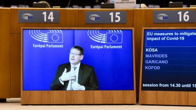 Az Azonnalit fakenewsozza, de Orbánnal vitatkozik a határzárat leszavazó fideszes EP-képviselő