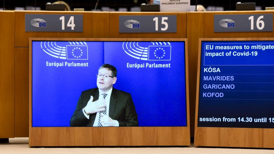 Az Azonnalit fakenewsozza, de Orbánnal vitatkozik a határzárat leszavazó fideszes EP-képviselő