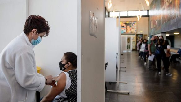 A roma közösségekhez hamarabb ér el a mikrochipes konteó, mint a vakcinaregisztráció