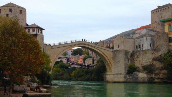 Áll a bál a Balkánon: visszakézből fasisztázták le a boszniai államfők a horvát elnököt