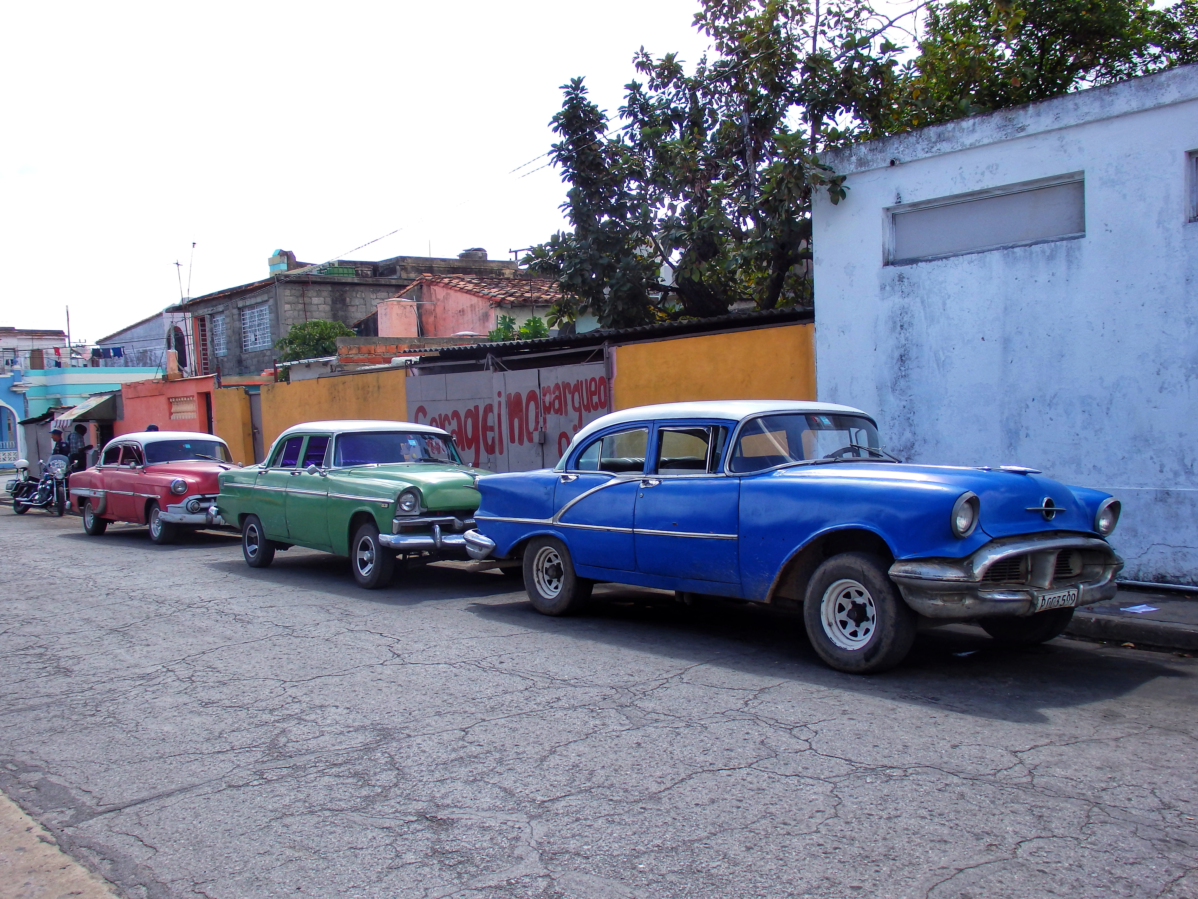 A kubai gépjárműpark a forradalom előtti amerikai gyártmányú autói mellett a hidegháború szocialista blokkjának járműveivel – így némileg átalakított Ikarusokkal – is bővült, napjainkban pedig egyre több a kínai gyártmány az utakon.