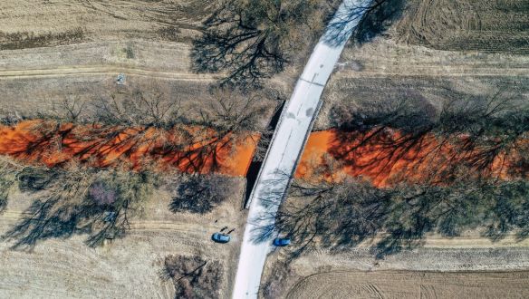 Hetek óta vörös színű víz folyik egy bezárt szlovákiai bányából a Sajóba, ökológiai katasztrófa is fenyegethet