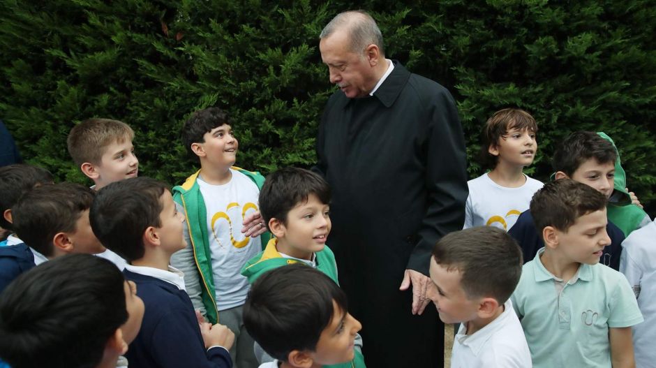 „Éljen sokáig Tayyip atyánk”: így köszöntik török kisiskolások a szülinapos Erdoğant