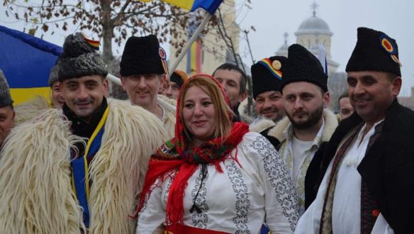 Kizárta a leghangosabb, maszkellenes képviselőjét a román szélsőjobboldali párt, mert az a Facebookon élőzte, ahogy cigányzenészekkel mulatozik