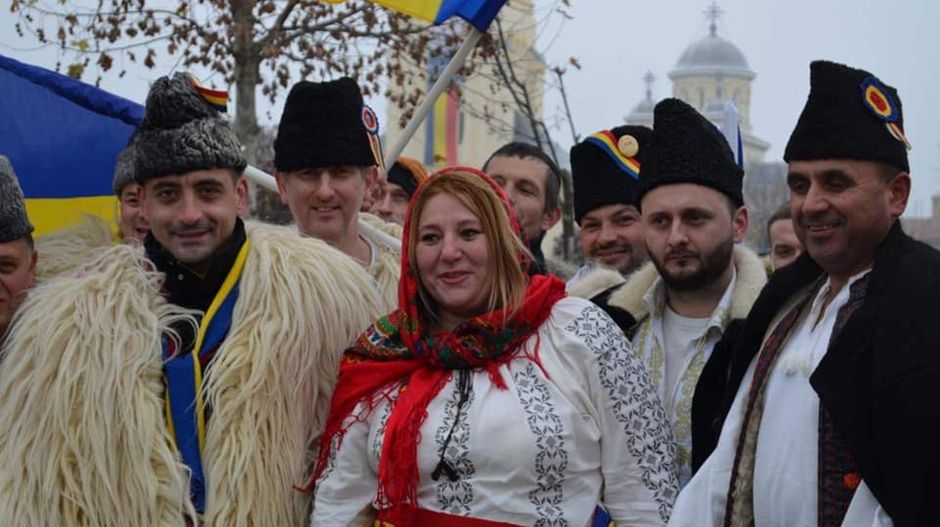 Kizárta a leghangosabb, maszkellenes képviselőjét a román szélsőjobboldali párt, mert az a Facebookon élőzte, ahogy cigányzenészekkel mulatozik