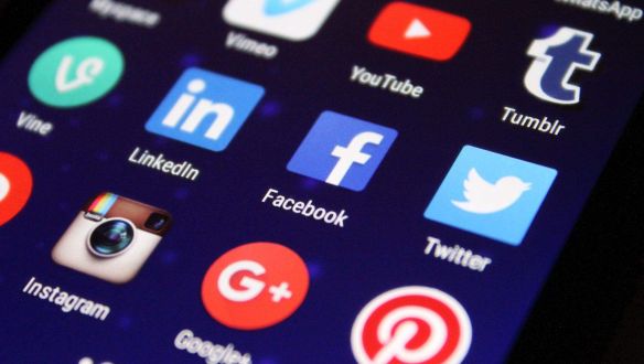 A lengyel kormány megtiltaná a közösségi oldalaknak, hogy csak úgy tilthassanak