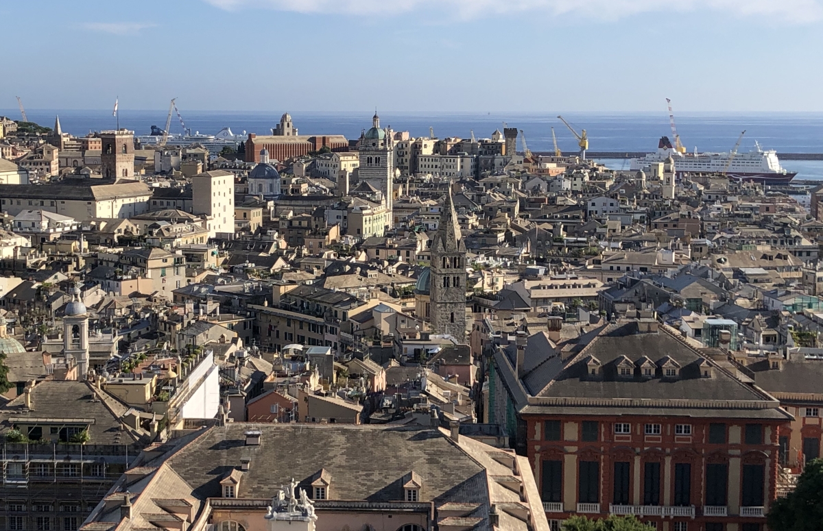 Firenzében, Budapesten, Zágrábban, Pécsett viszonylag könnyű dolga van az embernek, ha felülről ránéz a városra, az ugyanis ki van találva és valamennyire logikusan van elrendezve. A dombok és a tenger között szabályosan hömpölygő Genova nem ilyen: láthatóan az első középkori skiccek óta sosem volt elég hely a tenger és a néhol meredek hegyoldalak között, a város és vele a kikötői dokkok szinte a végtelenségig hömpölyögnek a parton.
