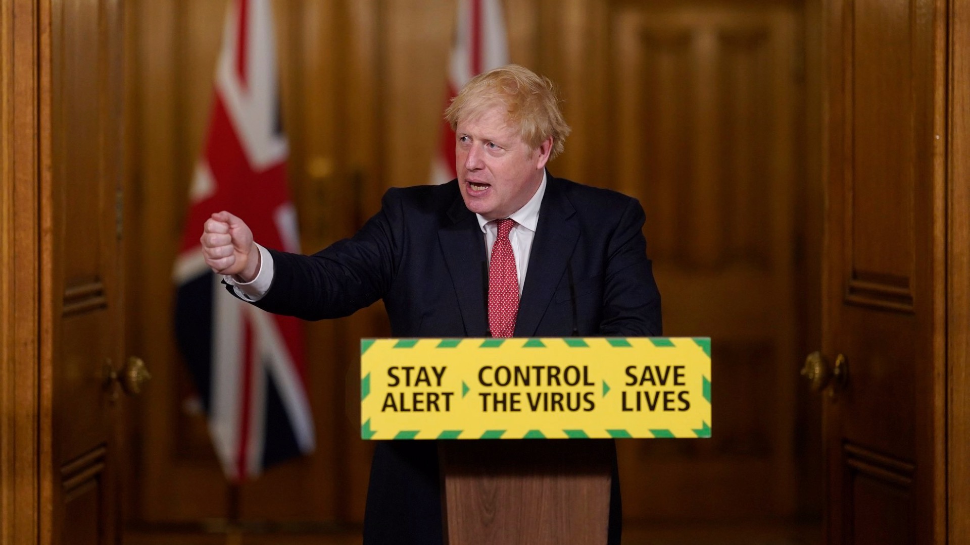 Boris Johnson tart sajtótájékoztatót a koronavírus miatt bevezetett korlátozások enyhítéséről még 2020 júniusában.