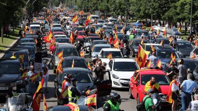 Nem hungarikum: országos dudálós kormányellenes tüntetést tartott a spanyol szélsőjobb