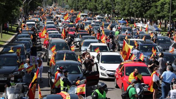 Nem hungarikum: országos dudálós kormányellenes tüntetést tartott a spanyol szélsőjobb