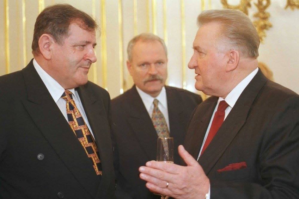 Vladimír Mečiar és Michal Kováč a kilencvenes évek elején. A háttérben Ivan Gašparovič, aki sokáig Mečiar szövetségese volt, 2004-ben azonban Mečiarral szemben győzött az (ekkor már közvetlen) elnökválasztáson.