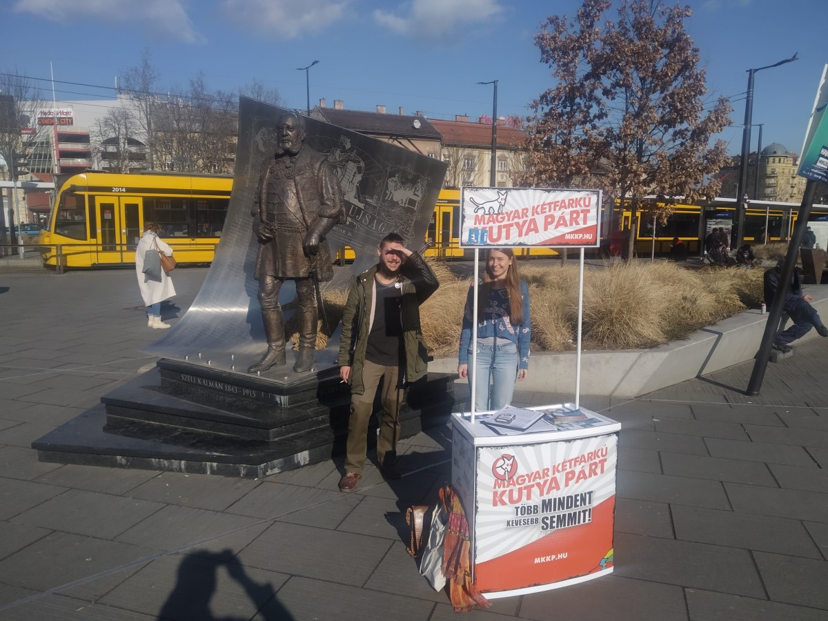 Az MKKP passzivistái Széll Kálmán szobra előtt folytatnak hozzá mérhető politikai aktivitást.