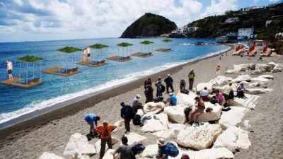 Napozóstégekkel tennék járványbiztossá a strandolást egy olasz szigeten
