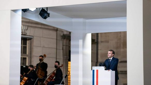 Macron nagyobb ellenőrzést akar a muzulmánok felett, a szélsőjobb támogatja, a kommunisták ateizmust kiáltanak