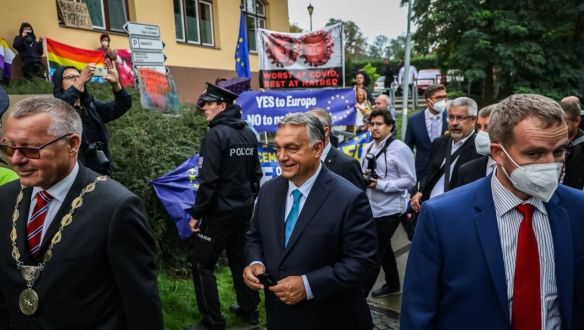 Kizárt újságírók, „Putyin kurvája!”-kiabálások, állami pénzből finanszírozott kampányesemény – ami a csehországi Orbán-Babiš találkozó itthoni híradásaiból kimaradt