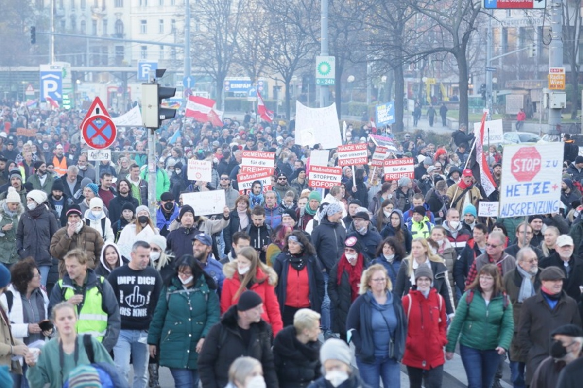 Szombaton minimum 40 ezren vonultak az utcára Bécsben.