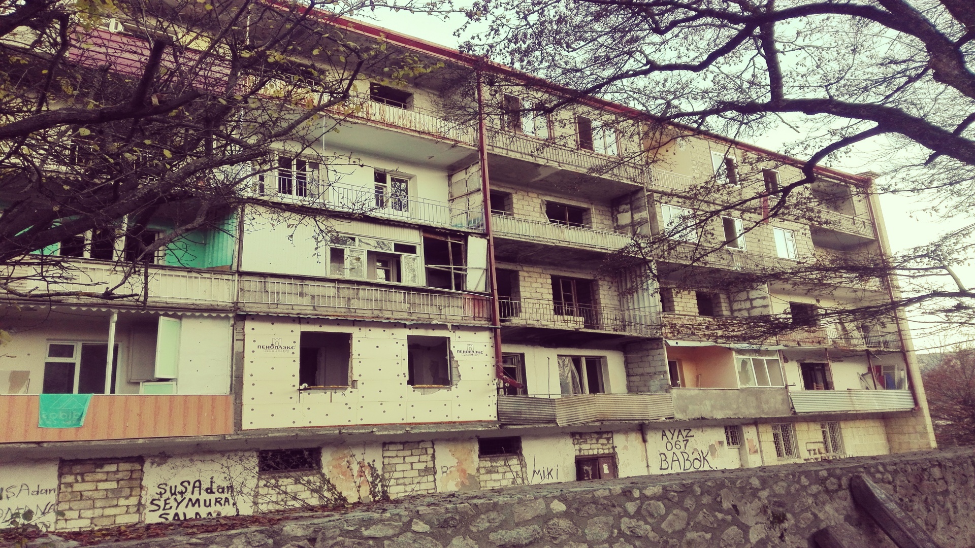 Elhagyatott, romos házak, lövésnyomok – a megmaradt épületeket leginkább ilyen jelzőkkel lehet illetni. A háború következtében közel 70 ezer örmény hagyta hátra eddigi otthonukat.