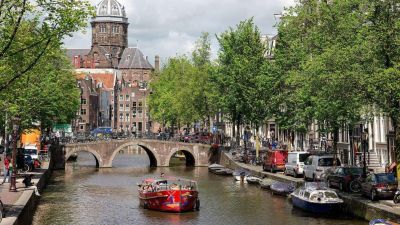 Hal helyett műanyag szemét kihorgászásával is vonzzák a turistákat Amszterdamban