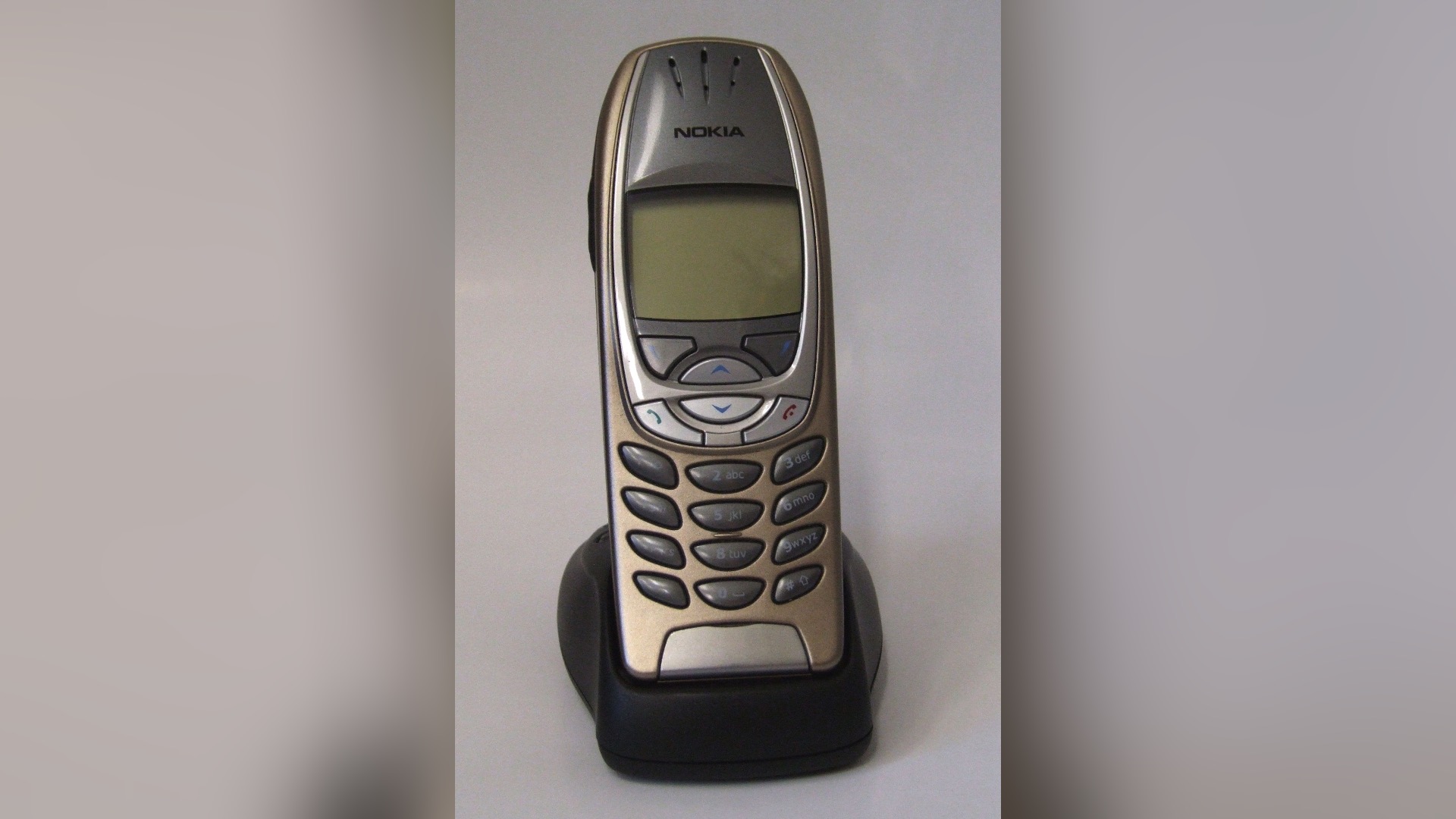 Nokia 6310i – egy időben minden, magára valamit adó ember ilyen telefonokkal mászkált. GPS-alapú követésre például biztosan alkalmatlan, bár WAP-ozni már lehetett rajta.