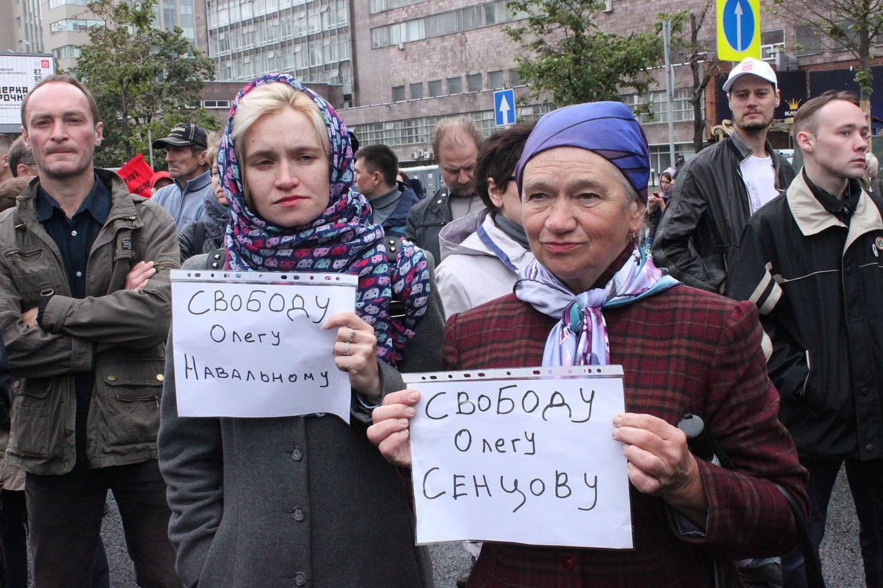 Oleg Navalnij és Oleg Szencov szabadon engedéséért tüntetnek Moszkvában 2018-ban.