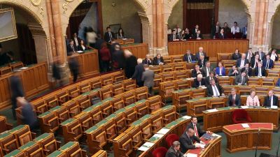 Kiröhögték a fideszesek a parlamentből kivonuló ellenzéket