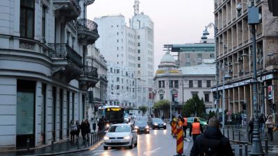 Romániában egyre több helyen kötelező a szabadtéri maszkviselés, Bukarest karanténjával is riogattak