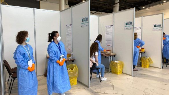 Romániában már a külföldi diákokat is Pfizerrel oltják, mert elfogytak a románok, akik kérnének vakcinát