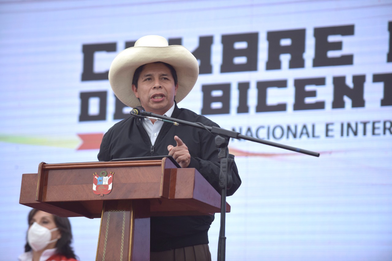 Pedro Castillo, az új perui elnök. Közkeletűbb nevén El Profe, utalva arra, hogy korábban tanárként dolgozott. A választáson hajszálnyival győzött Keiko Fujimorával szemben.