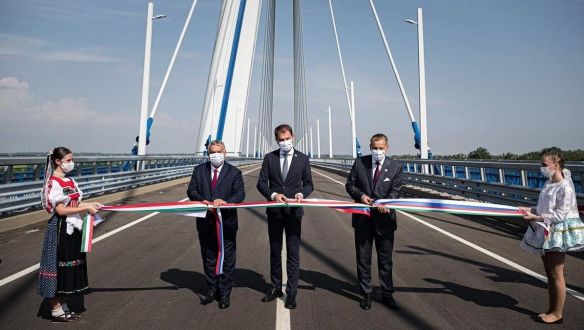 Az Orbán és Matovič által átadott komáromi Duna-hídnak a szlovák oldalon alig van értelme
