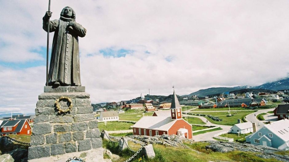 Megtérítette Grönlandot a dán misszionárius, most vörös festékkel öntötték le a szobrát