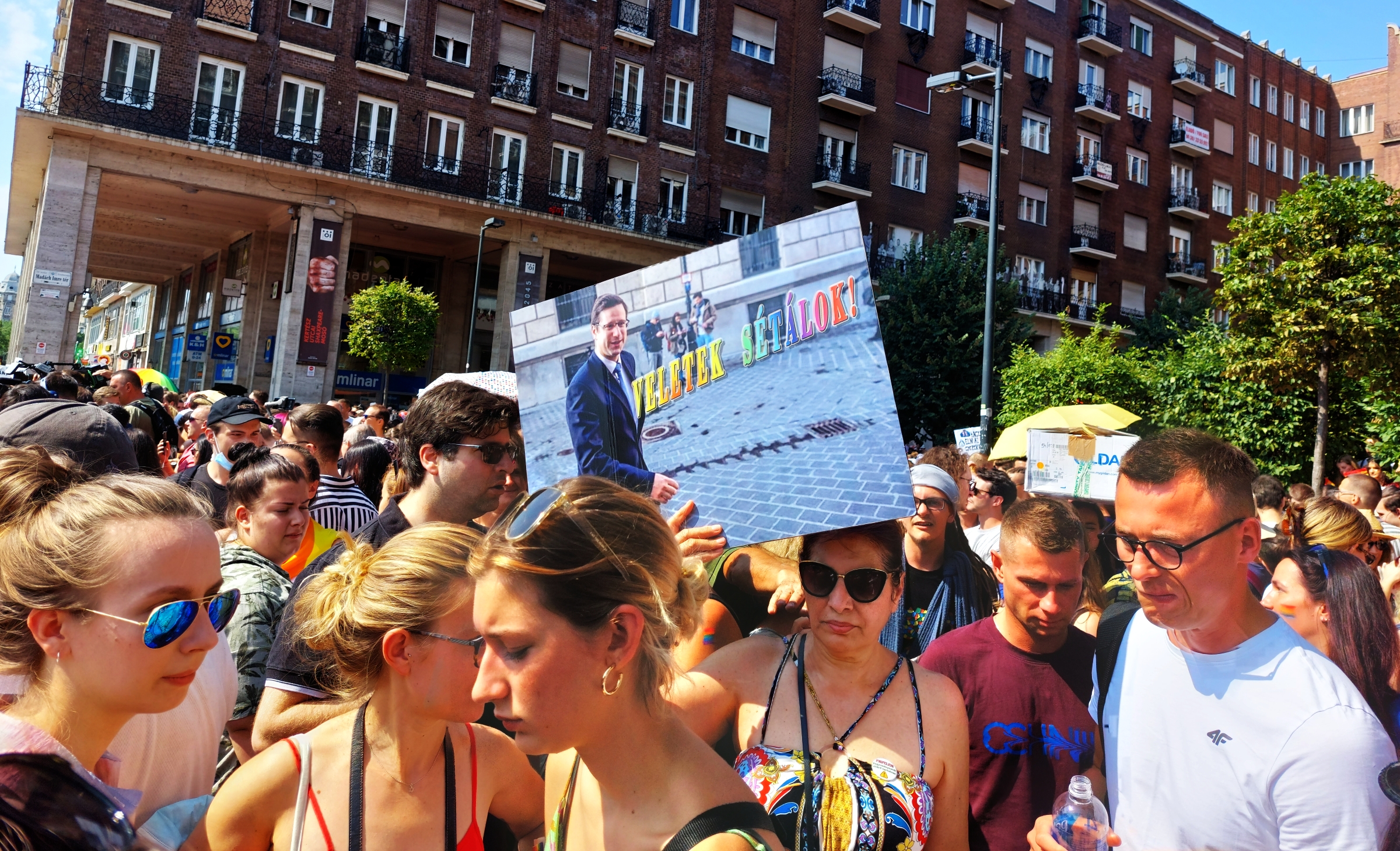 Noha a fideszes Gulyás Gergely kancelláriaminiszter szerint pártjának és kormányának nincs közös metszete a Pride-on vonulóknak, ők várják oda őt is.