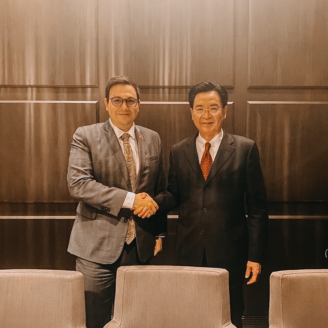 A leendő cseh külügyminiszter, Jan Lipavský (balra) és a tajvani külügyminiszterrel, Jopseh Wuval (jobbra) fog kezet még 2021 októberében egy munkavacsora után.