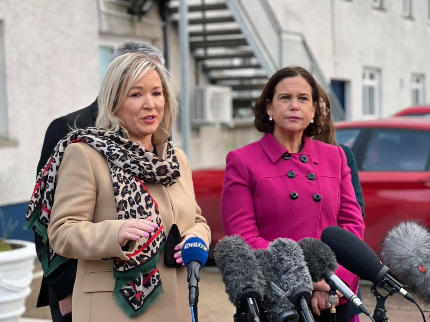 Michelle O'Neill (balra) tart sajtótájékoztatót a Sinn Féin pártelnökével, Mary Lou McDonalddal (jobbra) még 2021 novemberében. O'Neill lehet az első katolikus kormányfője Észak-Írországnak.