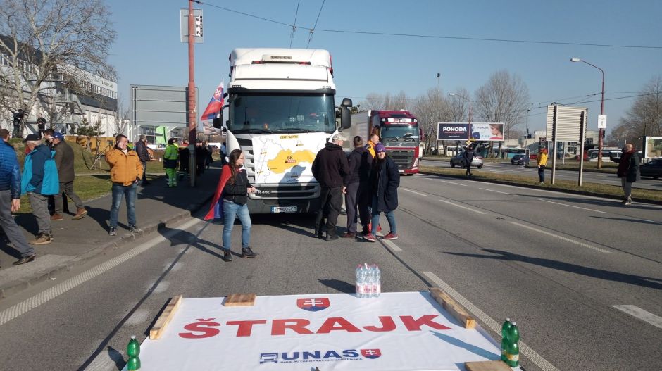 Szlovákiában is tiltakozásba kezdtek a kamionosok, de nem a járványügyi intézkedések miatt