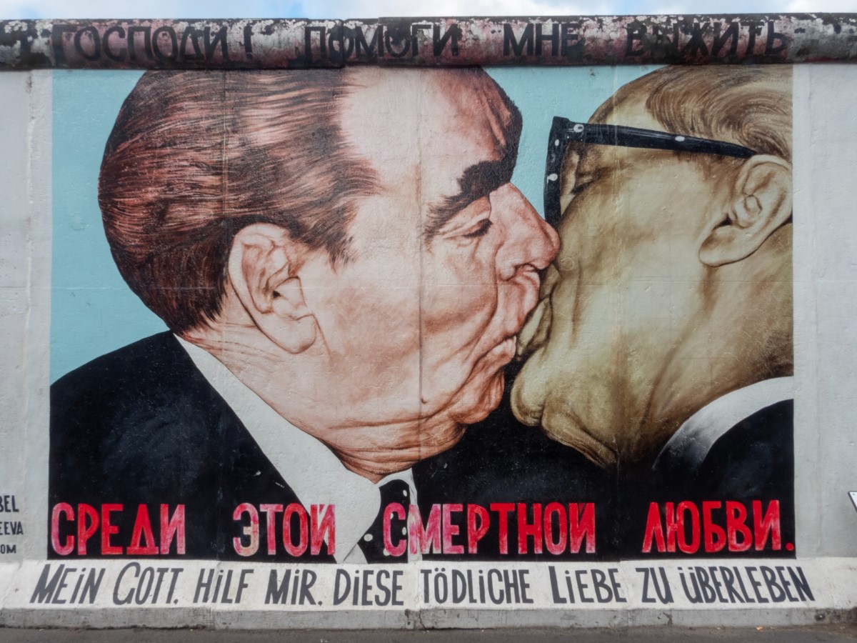 Az East Side Gallery egyik híres darabja: Brezsnyev és Honecker csókja