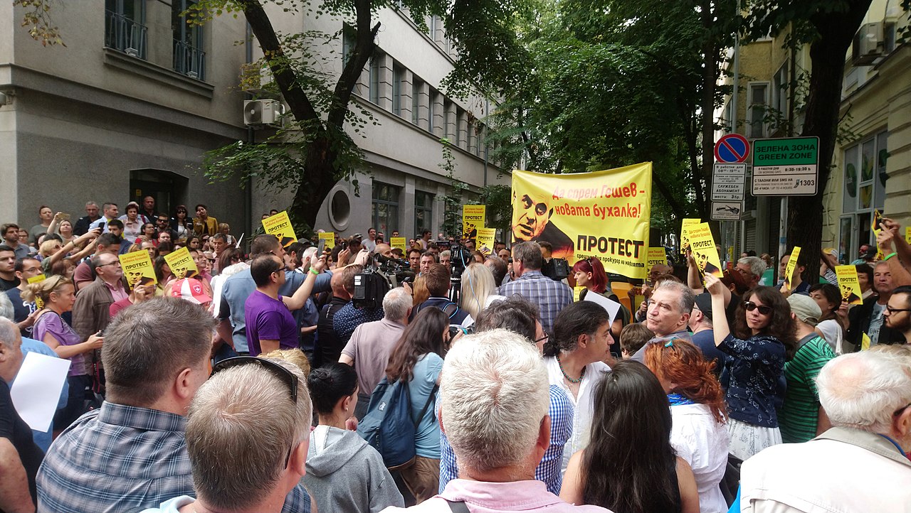 A tüntetők Ivan Gesev főügyész lemondását követelik egy 2020 júliusi tüntetésen. Gesev 2019 júliusa óta tölti be ezt a pozíciót.