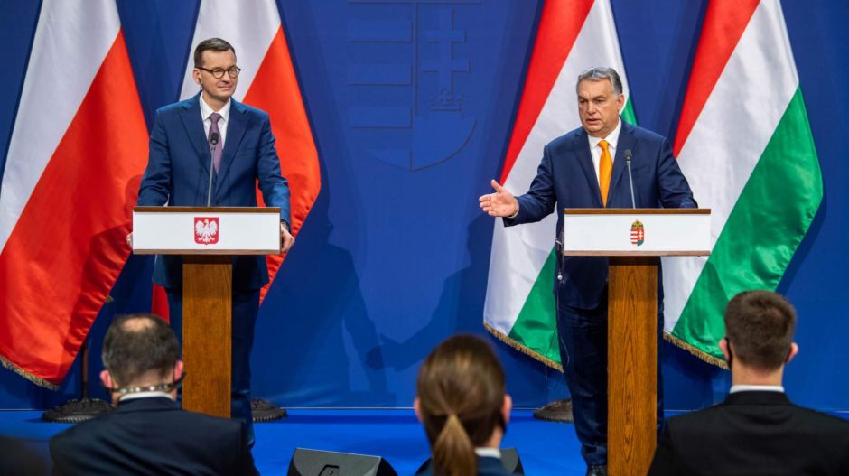 A Freedom House szerint a magyar és a lengyel kormány demokráciaellenes gyakorlatokat exportál
