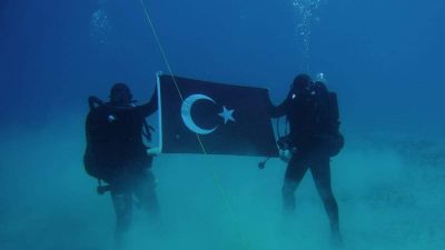 Török zászlóval pózoltak a katonai búvárok Kréta partjainál, hatalmas botrány lett belőle