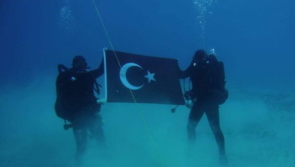 Török zászlóval pózoltak a katonai búvárok Kréta partjainál, hatalmas botrány lett belőle