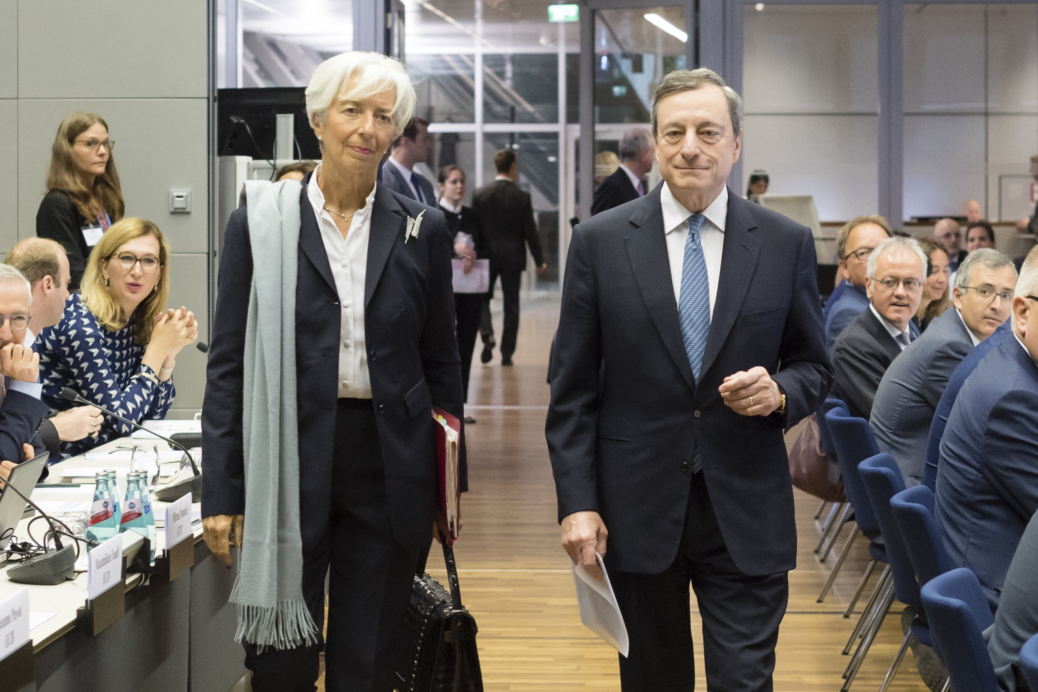 Balra Christine Lagarde jelenlegi EKB-elnök, korábbi IMF-vezér, mellette elődje, a most egy a neofasiszták kivételével gyakorlatilag minden parlamenti párt által támogatott nemzeti egységkormány élén Olaszországot kormányzó Mario Draghi.