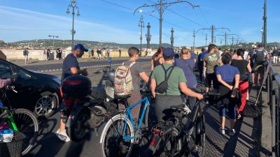 Ötödik napja tüntetnek a katás változások ellen, hétfőn a Margit hidat blokkolták le a tüntetők