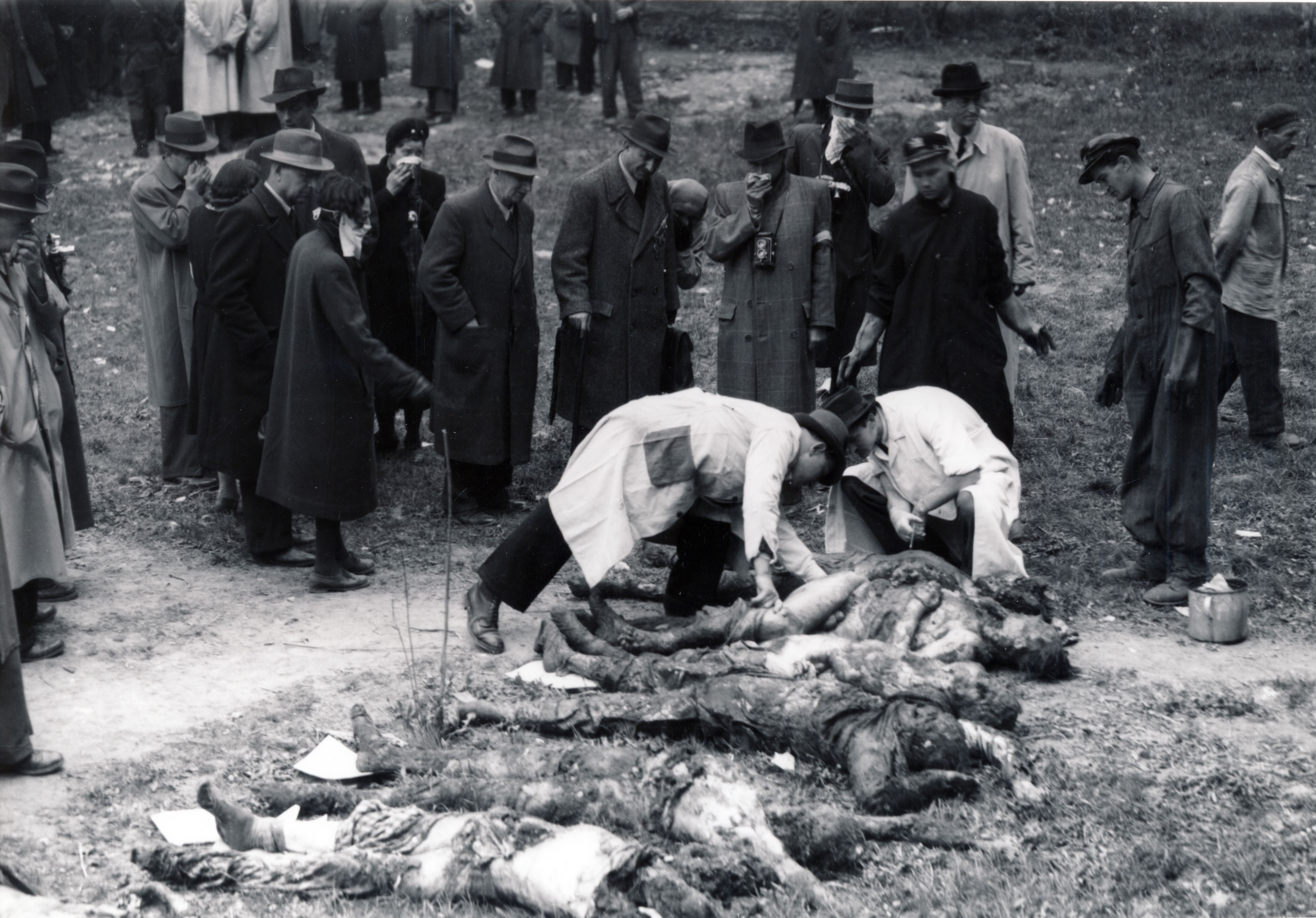 A Maros utca 16. szám alatti zsidó kórház udvara. A felvétel az áldozatok exhumálása során készült, 1945. április 3-án.