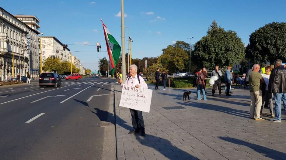 Azt elárulta a Kisalföld, hogy tüntettek Borkai ellen, de azt nem, hogy pontosan miért
