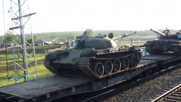 Videó: már az elavult szovjet tankokat viszi a végeláthatatlan orosz katonavonat az ukrán frontra